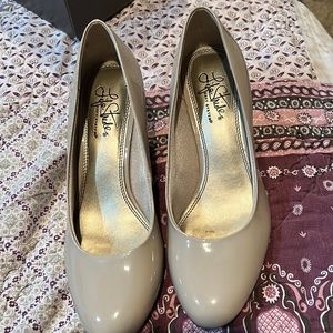 Life stride patent leather heels size 7.5
